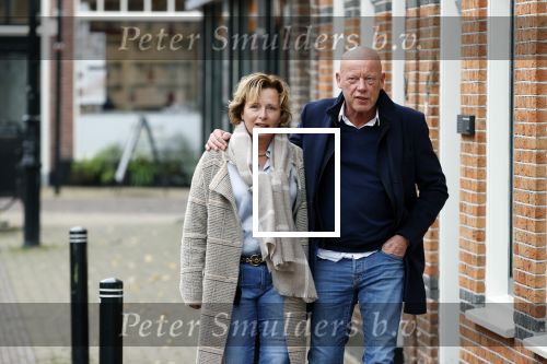 Voorburg 31 oktober 2020
Frits Wester loopt met zijn nieuwe vriendin naar zijn huis toe.