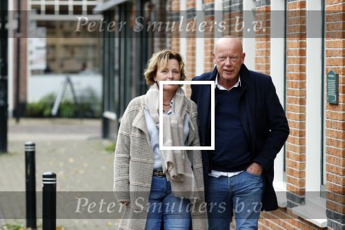 Voorburg 31 oktober 2020
Frits Wester loopt met zijn nieuwe vriendin naar zijn huis toe.