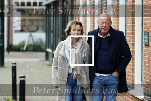 Voorburg 31 oktober 2020
Frits Wester loopt met zijn nieuwe vriendin naar zijn huis toe.