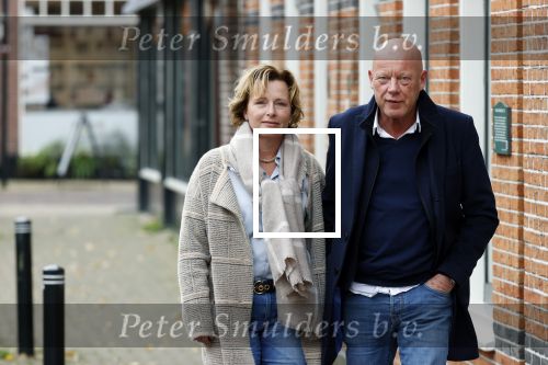 Voorburg 31 oktober 2020
Frits Wester loopt met zijn nieuwe vriendin naar zijn huis toe.