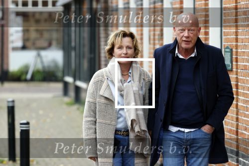 Voorburg 31 oktober 2020
Frits Wester loopt met zijn nieuwe vriendin naar zijn huis toe.