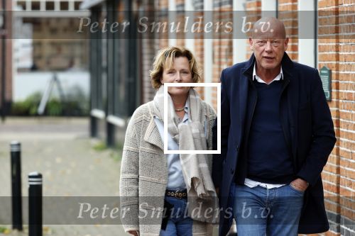 Voorburg 31 oktober 2020
Frits Wester loopt met zijn nieuwe vriendin naar zijn huis toe.