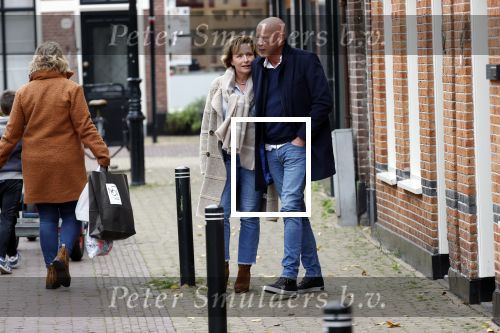Voorburg 31 oktober 2020
Frits Wester loopt met zijn nieuwe vriendin naar zijn huis toe.