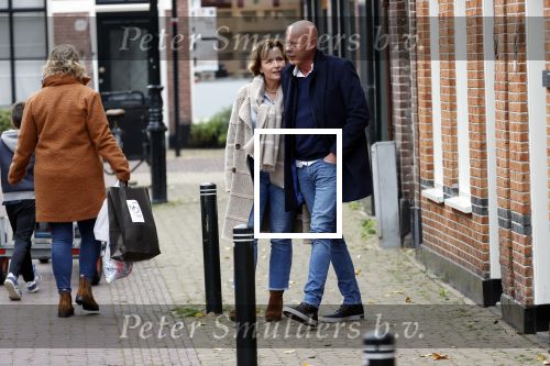 Voorburg 31 oktober 2020
Frits Wester loopt met zijn nieuwe vriendin naar zijn huis toe.