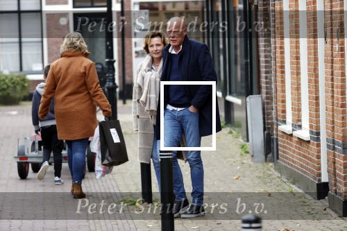 Voorburg 31 oktober 2020
Frits Wester loopt met zijn nieuwe vriendin naar zijn huis toe.