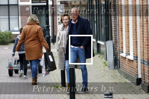 Voorburg 31 oktober 2020
Frits Wester loopt met zijn nieuwe vriendin naar zijn huis toe.