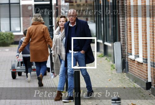 Voorburg 31 oktober 2020
Frits Wester loopt met zijn nieuwe vriendin naar zijn huis toe.