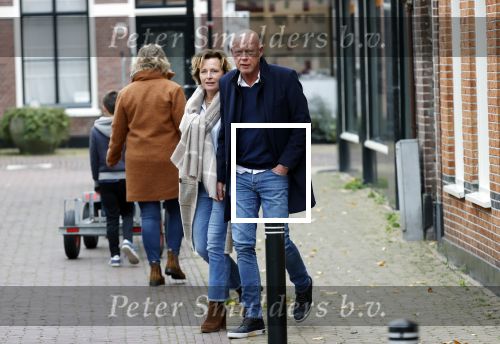 Voorburg 31 oktober 2020
Frits Wester loopt met zijn nieuwe vriendin naar zijn huis toe.