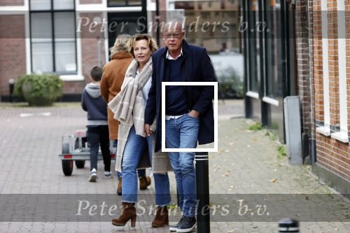 Voorburg 31 oktober 2020
Frits Wester loopt met zijn nieuwe vriendin naar zijn huis toe.