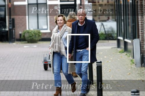 Voorburg 31 oktober 2020
Frits Wester loopt met zijn nieuwe vriendin naar zijn huis toe.