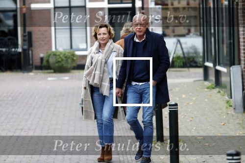 Voorburg 31 oktober 2020
Frits Wester loopt met zijn nieuwe vriendin naar zijn huis toe.