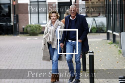 Voorburg 31 oktober 2020
Frits Wester loopt met zijn nieuwe vriendin naar zijn huis toe.