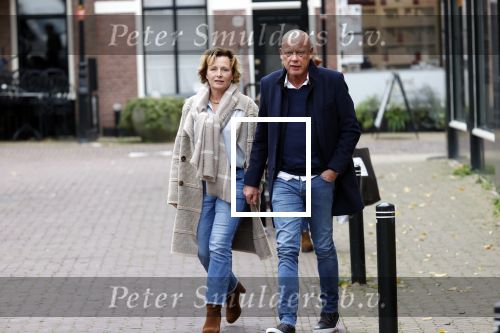 Voorburg 31 oktober 2020
Frits Wester loopt met zijn nieuwe vriendin naar zijn huis toe.