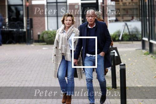 Voorburg 31 oktober 2020
Frits Wester loopt met zijn nieuwe vriendin naar zijn huis toe.