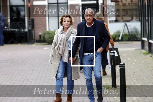 Voorburg 31 oktober 2020
Frits Wester loopt met zijn nieuwe vriendin naar zijn huis toe.