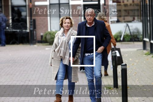 Voorburg 31 oktober 2020
Frits Wester loopt met zijn nieuwe vriendin naar zijn huis toe.