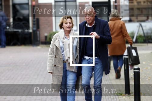 Voorburg 31 oktober 2020
Frits Wester loopt met zijn nieuwe vriendin naar zijn huis toe.