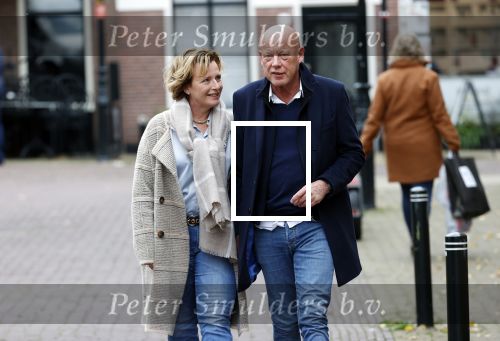 Voorburg 31 oktober 2020
Frits Wester loopt met zijn nieuwe vriendin naar zijn huis toe.