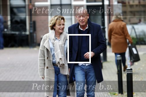 Voorburg 31 oktober 2020
Frits Wester loopt met zijn nieuwe vriendin naar zijn huis toe.