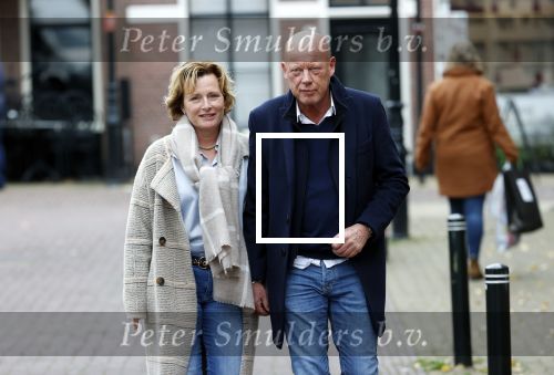 Voorburg 31 oktober 2020
Frits Wester loopt met zijn nieuwe vriendin naar zijn huis toe.