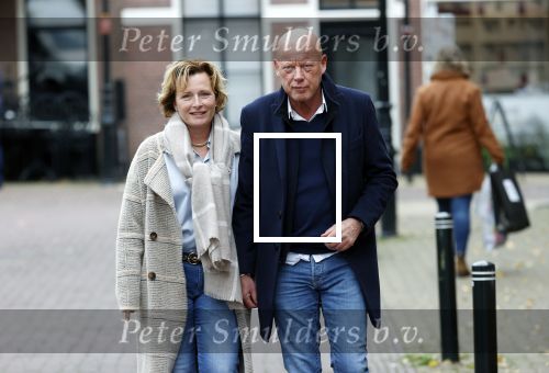 Voorburg 31 oktober 2020
Frits Wester loopt met zijn nieuwe vriendin naar zijn huis toe.