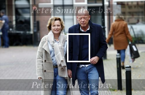 Voorburg 31 oktober 2020
Frits Wester loopt met zijn nieuwe vriendin naar zijn huis toe.