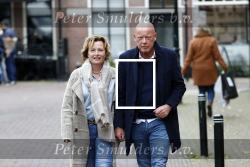 Voorburg 31 oktober 2020
Frits Wester loopt met zijn nieuwe vriendin naar zijn huis toe.