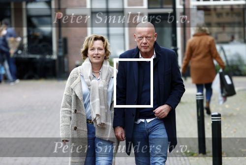 Voorburg 31 oktober 2020
Frits Wester loopt met zijn nieuwe vriendin naar zijn huis toe.