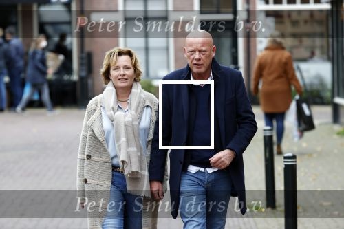 Voorburg 31 oktober 2020
Frits Wester loopt met zijn nieuwe vriendin naar zijn huis toe.