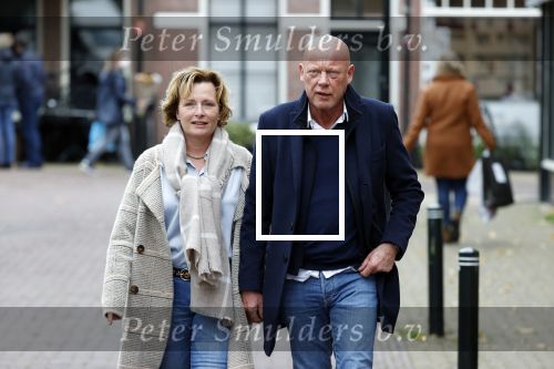 Voorburg 31 oktober 2020
Frits Wester loopt met zijn nieuwe vriendin naar zijn huis toe.