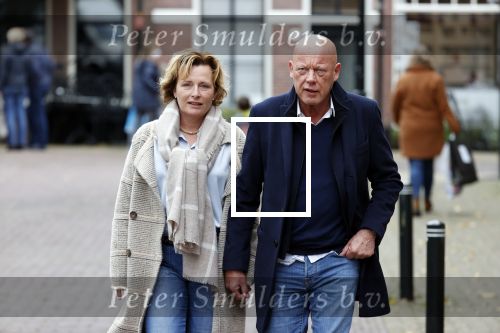 Voorburg 31 oktober 2020
Frits Wester loopt met zijn nieuwe vriendin naar zijn huis toe.