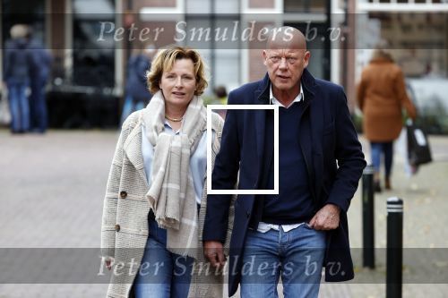 Voorburg 31 oktober 2020
Frits Wester loopt met zijn nieuwe vriendin naar zijn huis toe.