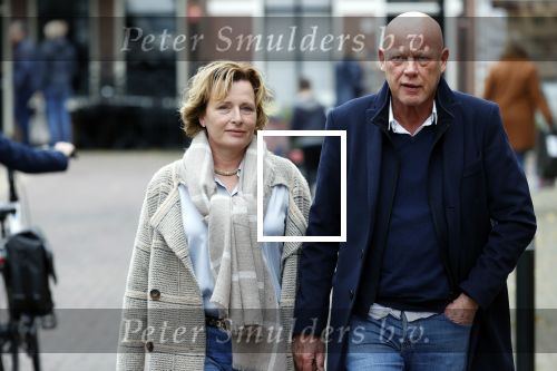 Voorburg 31 oktober 2020
Frits Wester loopt met zijn nieuwe vriendin naar zijn huis toe.