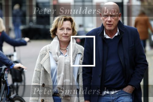 Voorburg 31 oktober 2020
Frits Wester loopt met zijn nieuwe vriendin naar zijn huis toe.