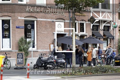 Amsterdam 24 oktober 2020
Bij Gordon  zijn zaak blushing wordt nu koffie op straat verkocht