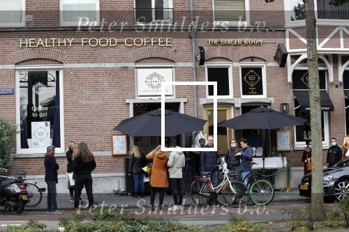 Amsterdam 24 oktober 2020
Bij Gordon  zijn zaak blushing wordt nu koffie op straat verkocht