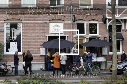 Amsterdam 24 oktober 2020
Bij Gordon  zijn zaak blushing wordt nu koffie op straat verkocht