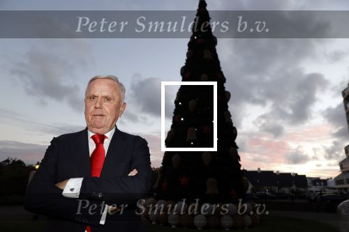 Noordwijk 5 november 2020
Harry Mens steekt de lichten van de kerstboom bij Hotel Huis ter Duin aan dit jaar.