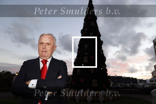 Noordwijk 5 november 2020
Harry Mens steekt de lichten van de kerstboom bij Hotel Huis ter Duin aan dit jaar.