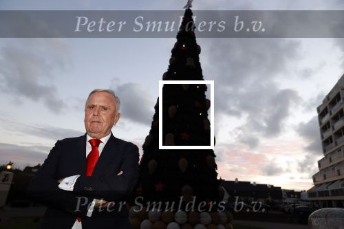 Noordwijk 5 november 2020
Harry Mens steekt de lichten van de kerstboom bij Hotel Huis ter Duin aan dit jaar.