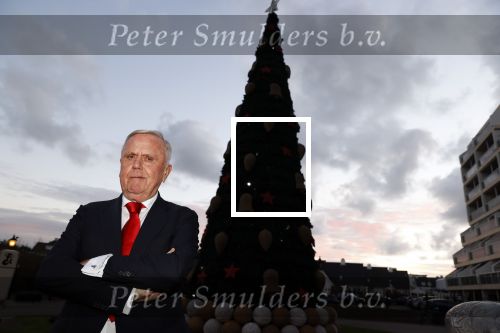 Noordwijk 5 november 2020
Harry Mens steekt de lichten van de kerstboom bij Hotel Huis ter Duin aan dit jaar.