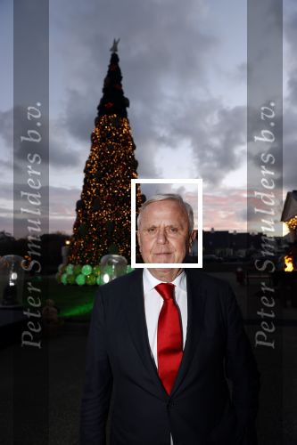 Noordwijk 5 november 2020
Harry Mens steekt de lichten van de kerstboom bij Hotel Huis ter Duin aan dit jaar.