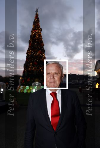 Noordwijk 5 november 2020
Harry Mens steekt de lichten van de kerstboom bij Hotel Huis ter Duin aan dit jaar.