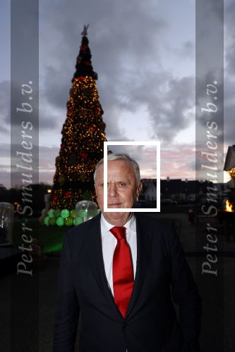 Noordwijk 5 november 2020
Harry Mens steekt de lichten van de kerstboom bij Hotel Huis ter Duin aan dit jaar.