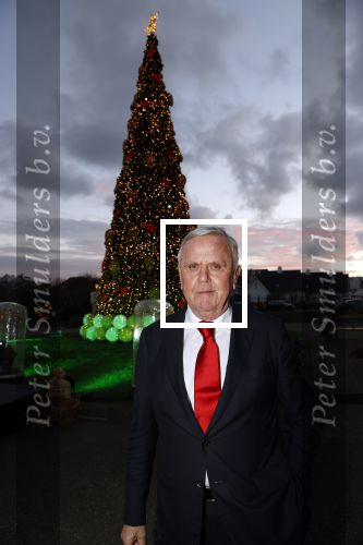 Noordwijk 5 november 2020
Harry Mens steekt de lichten van de kerstboom bij Hotel Huis ter Duin aan dit jaar.