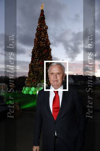Noordwijk 5 november 2020
Harry Mens steekt de lichten van de kerstboom bij Hotel Huis ter Duin aan dit jaar.