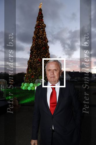 Noordwijk 5 november 2020
Harry Mens steekt de lichten van de kerstboom bij Hotel Huis ter Duin aan dit jaar.