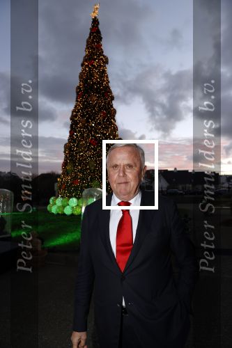 Noordwijk 5 november 2020
Harry Mens steekt de lichten van de kerstboom bij Hotel Huis ter Duin aan dit jaar.