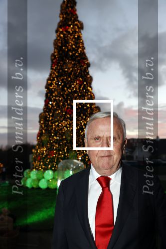Noordwijk 5 november 2020
Harry Mens steekt de lichten van de kerstboom bij Hotel Huis ter Duin aan dit jaar.