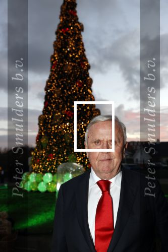 Noordwijk 5 november 2020
Harry Mens steekt de lichten van de kerstboom bij Hotel Huis ter Duin aan dit jaar.